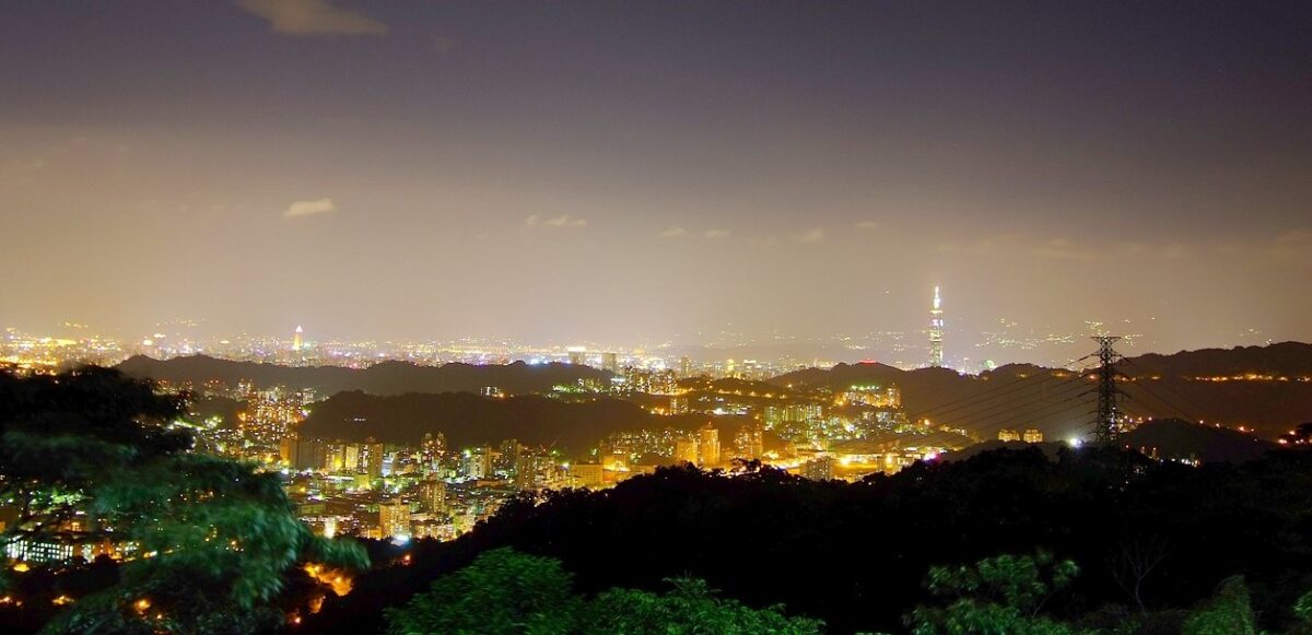 Night view from Maokong, looking toward Taipei.