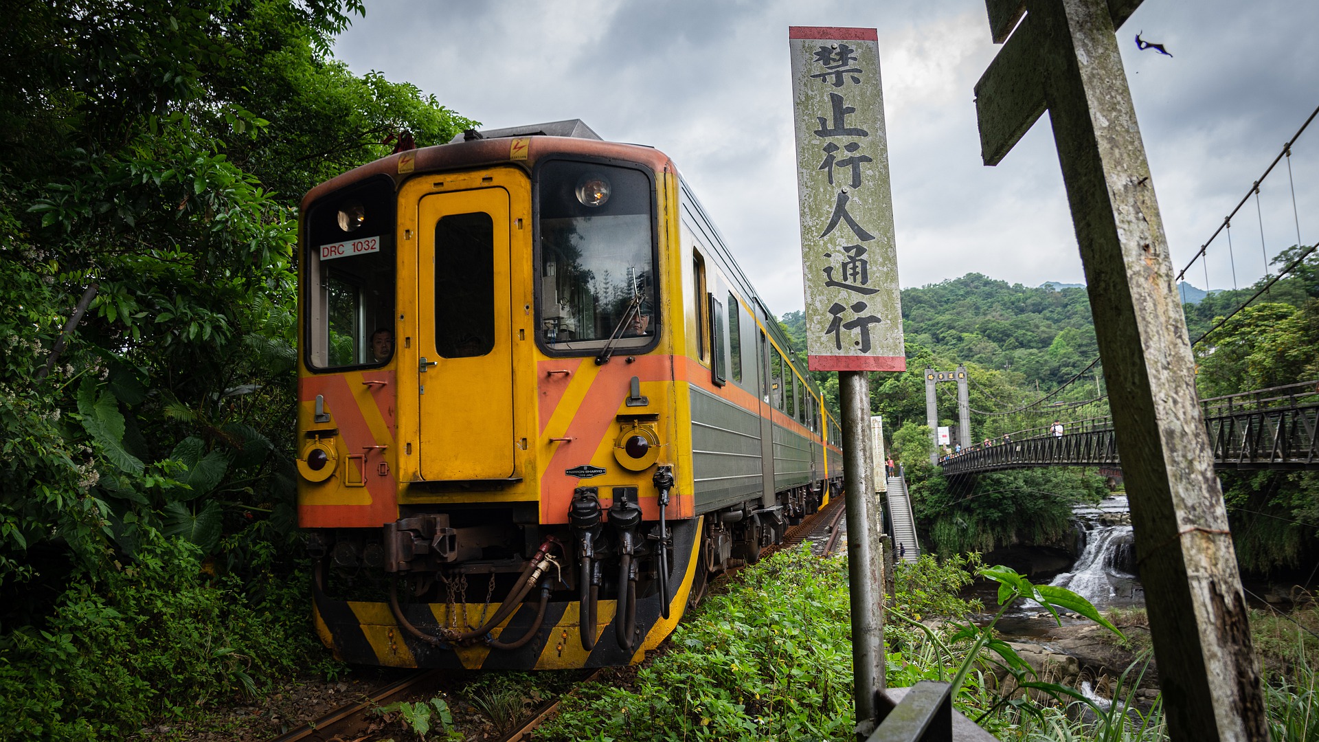 travel in taiwan by train